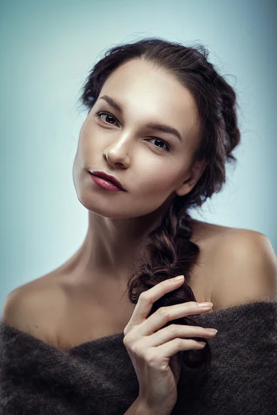 Portret moda brunetka w cape futra — Zdjęcie stockowe