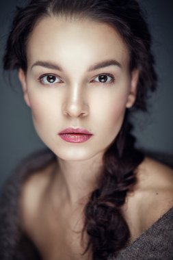 Kürk cape omuzlarında esmer Güzellik Portresi