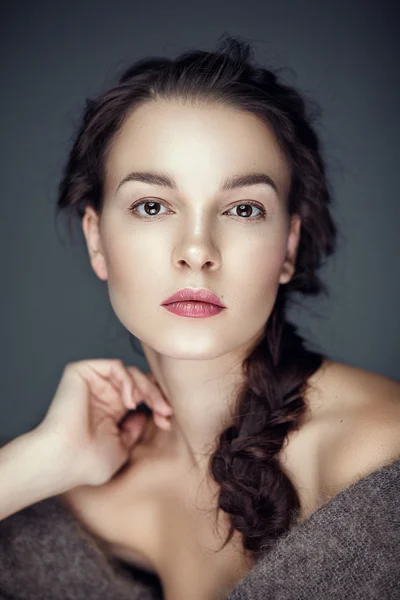 Portret van de schoonheid van brunette met vacht cape op schouders — Stockfoto