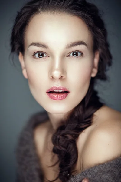 Portrait de beauté de brune avec cape en fourrure sur les épaules — Photo