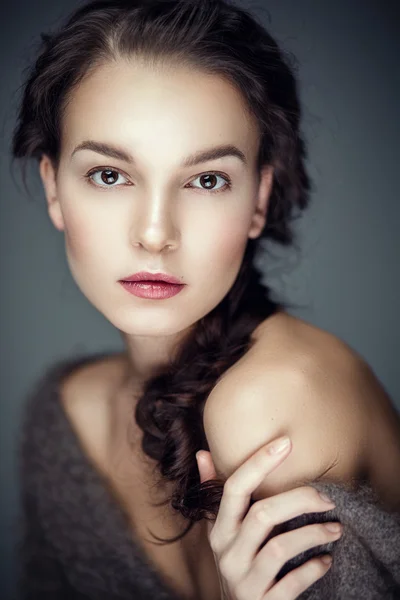 Portrait de beauté de brune avec cape en fourrure sur les épaules — Photo