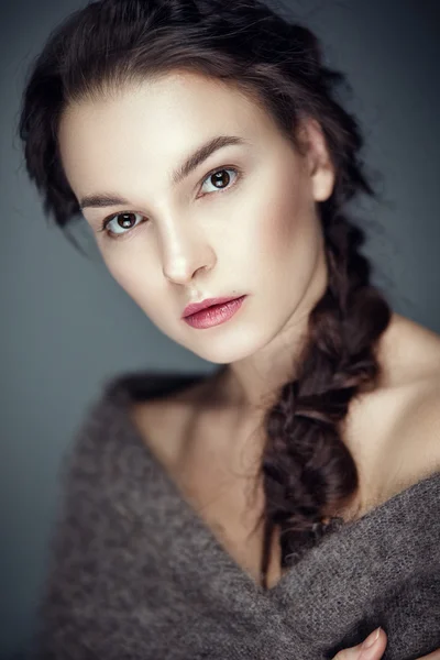 Beauty porträtt av brunett med päls cape på axlar — Stockfoto