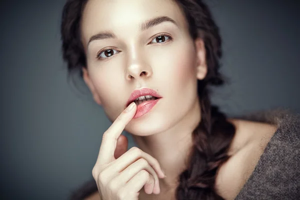 Retrato de beleza de moda de morena, flertar expressão — Fotografia de Stock