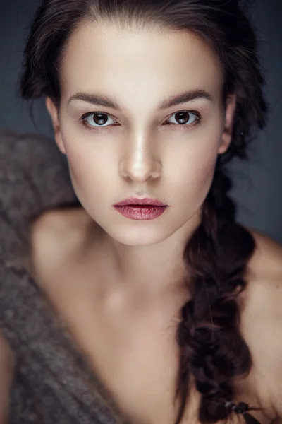 Beauty portrait of brunette with fur cape on shoulders — Stock Photo, Image