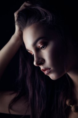 Esmer profili düşük anahtar Güzellik Portresi