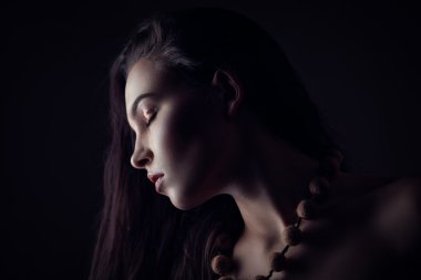 Esmer düşük anahtar Güzellik Portresi