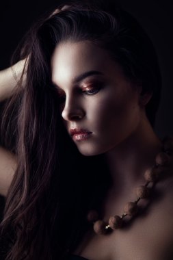 Esmer düşük anahtar Güzellik Portresi