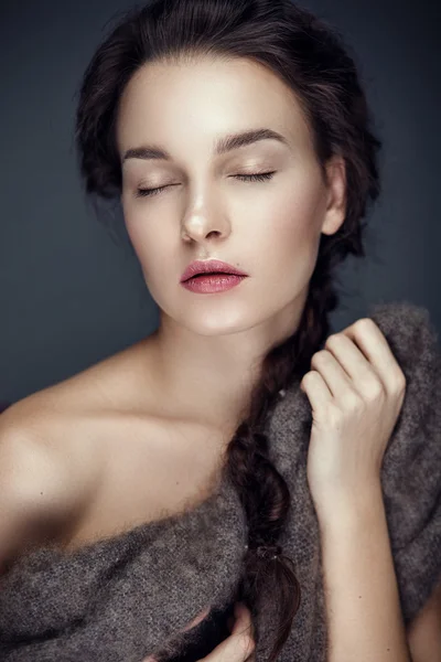 Retrato de belleza de moda con los ojos cerrados — Foto de Stock