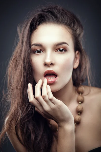 Mode skönhet porträtt av brunett med kaos frisyr — Stockfoto