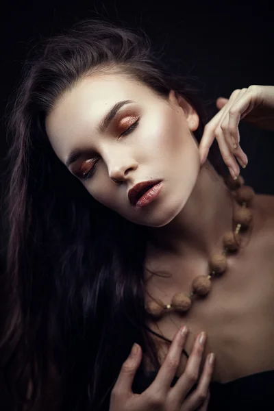 Moda ritratto di bellezza di bruna con acconciatura caos — Foto Stock