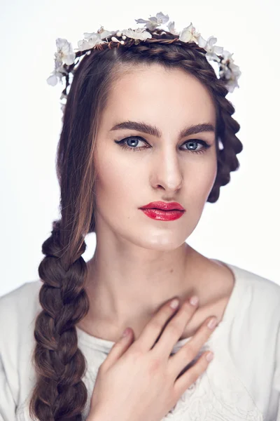 Σλαβική ομορφιά κορίτσι σε λευκό — Φωτογραφία Αρχείου