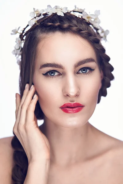 Slavische schoonheid meisje op wit — Stockfoto