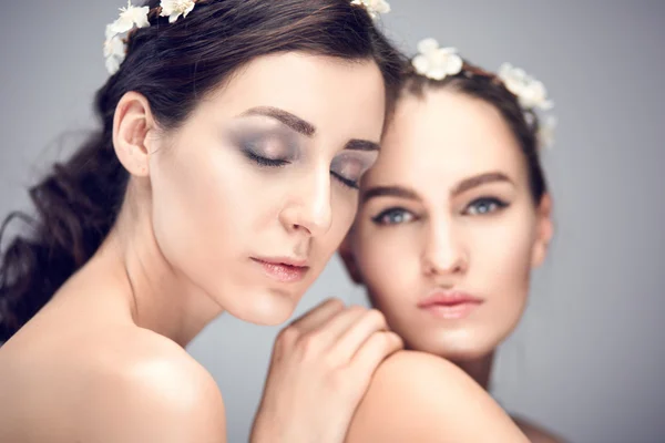 Twee jonge schoonheid meisjes — Stockfoto