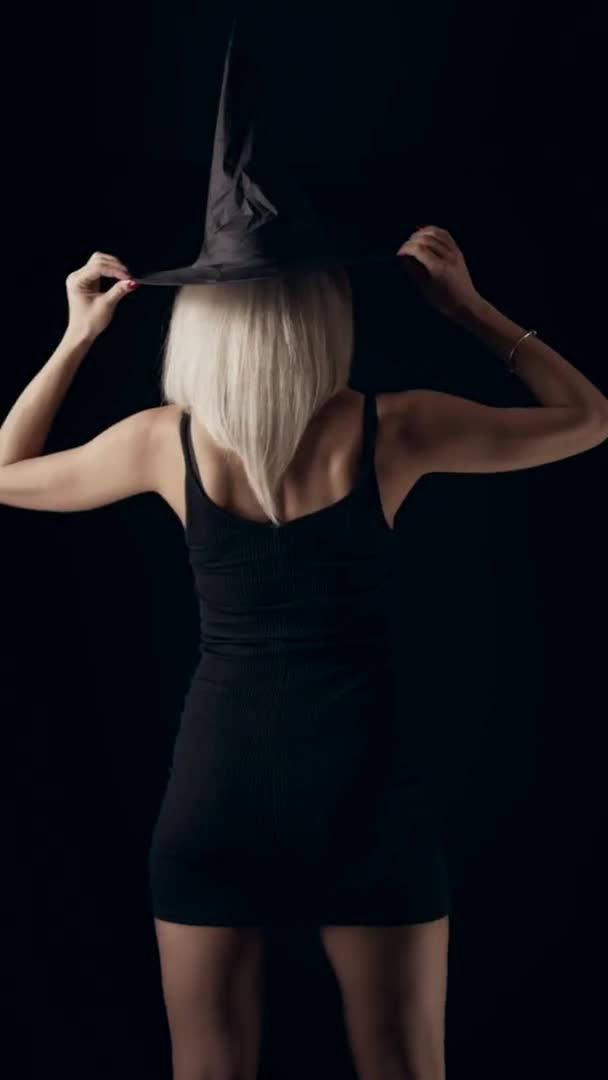 Joven Bruja Rubia Vestido Negro Coqueteando Con Cámara Burlan Con — Vídeo de stock