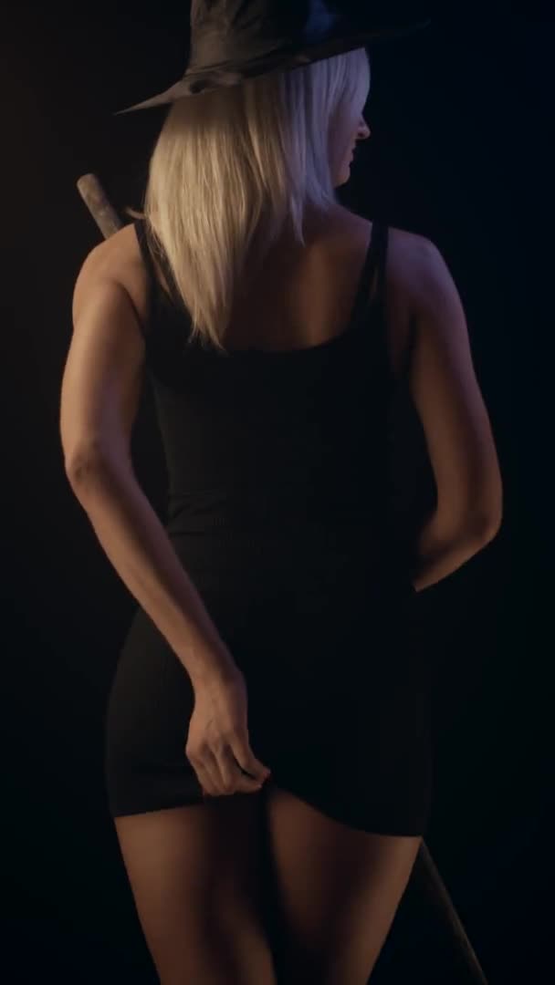 Молодая Блондинка Черном Платье Метлой Пошути Юбочкой Хэллоуин Тема Замедленная — стоковое видео