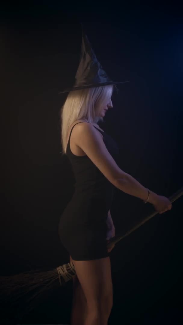 Молода Блондинка Мітлою Чорній Сукні Розважайся Спідницею Тема Хеллоуїна Повільний — стокове відео
