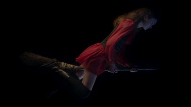 Süpürgeyle siyaha uçan sevimli cadı. Cadılar Bayramı teması