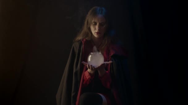 Молодая Ведьма Стеклянным Шаром Дымом Замедленная Съемка Взгляд Вниз — стоковое видео