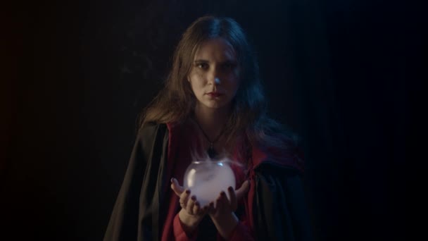 Vrăjitoare Tânără Minge Sticlă Fum Mişcare Lentă Privind Camera Foto — Videoclip de stoc