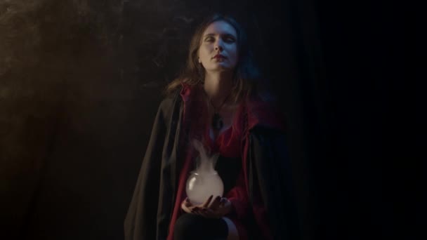 Молодая Ведьма Стеклянным Шаром Дымом Замедленной Съемкой — стоковое видео