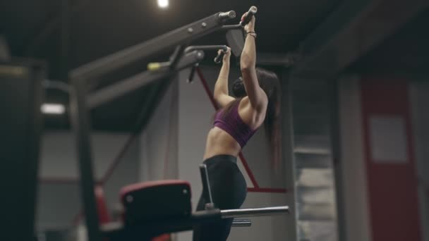 Wanita muda dengan topeng di gym — Stok Video