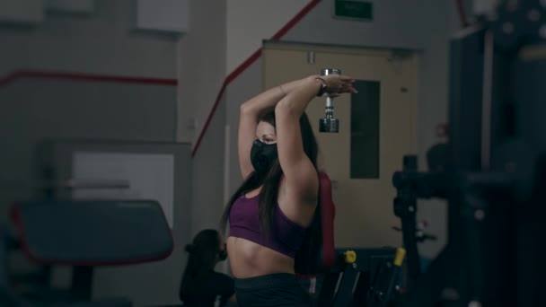 Wanita muda dengan topeng di gym — Stok Video