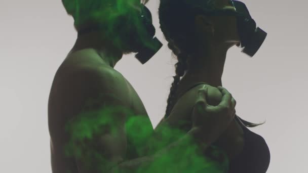 Silueta Páru Ochranných Maskách Barevném Kouři Jako Znečištění Svislé Posouvání — Stock video