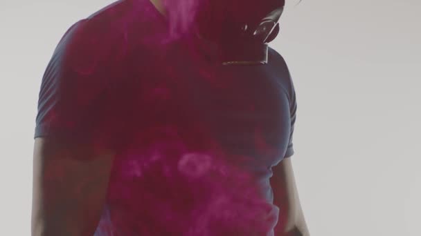Silueta Muže Ochranné Masce Barevném Kouři Jako Znečištění Svislé Posouvání — Stock video