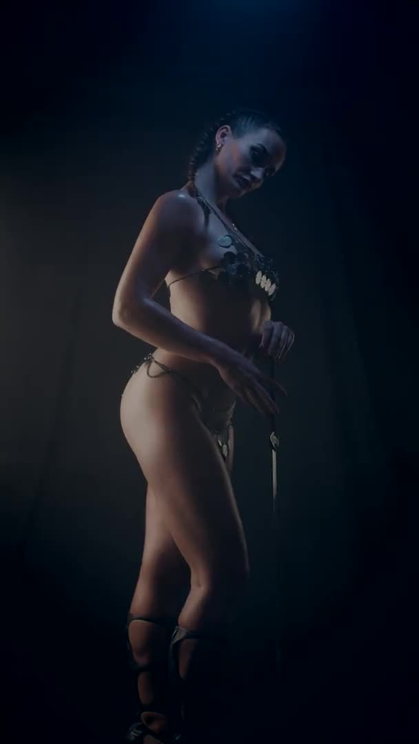 Amazona Personagem Fantasia Mulher Chave Baixa Vídeo Vertical Movimento Lento — Vídeo de Stock