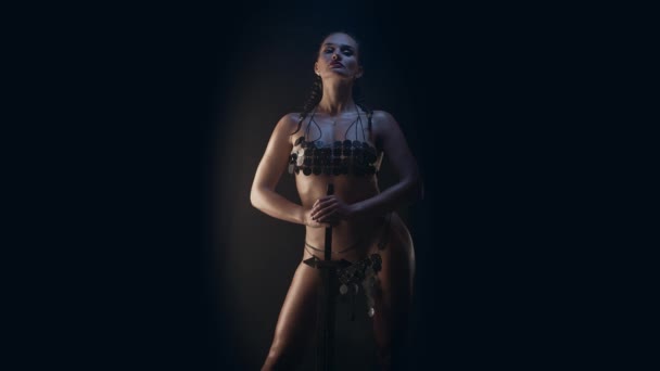 Амазонка Жіночий Персонаж Фентезі Низький Ключ Повільний Рух — стокове відео