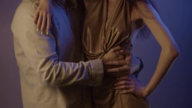 Pandemik parti: Kirlilik maskeli çift bir şey kutluyor