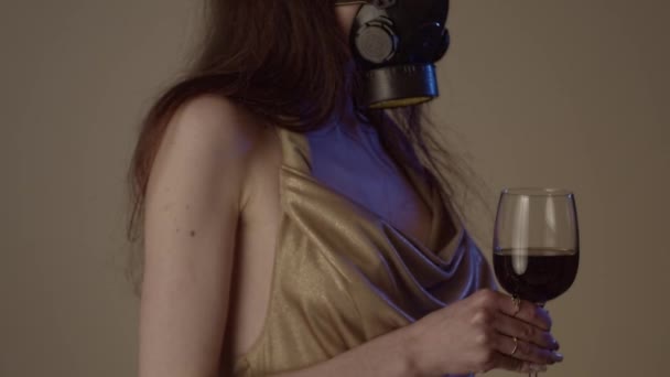 流行のパーティー 若い女性はワインのガラスと汚染マスクでパーティードレスを着て — ストック動画