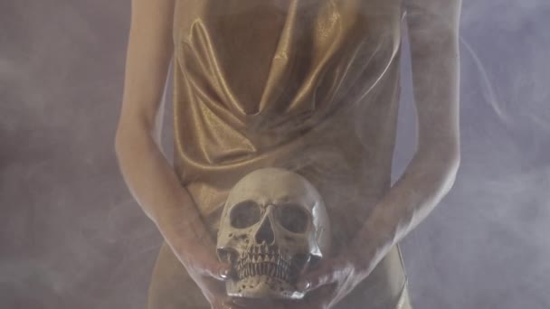 Mujer Con Vestido Fiesta Máscara Sosteniendo Cráneo Humo Concepto Pandémico — Vídeos de Stock