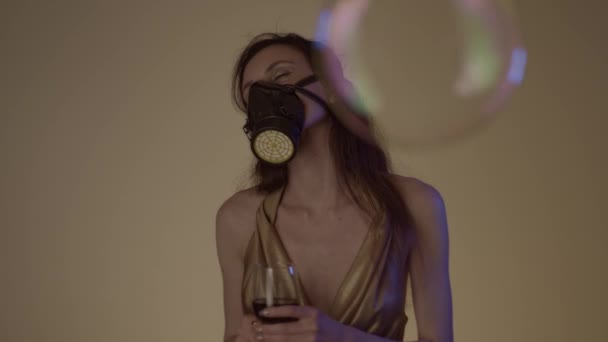 Pandemie Party Junge Frau Trägt Partykleid Umweltschutzmaske Glas Wein Und — Stockvideo