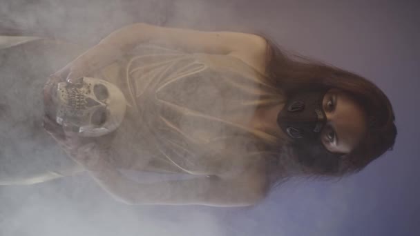 Kobieta Sukience Masce Trzyma Czaszkę Dymie Koncepcja Pandemii Pionowe Wideo — Wideo stockowe