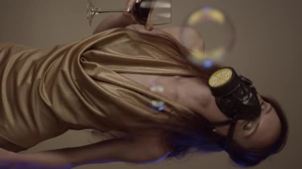 Impreza Pandemiczna Młoda Kobieta Sukience Party Masce Zanieczyszczeń Szklanką Wina — Wideo stockowe