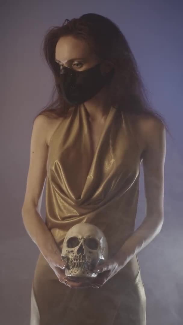 Kobieta trzymająca czaszkę w dymie — Wideo stockowe