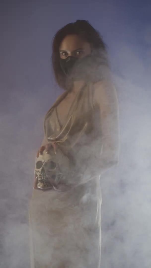 煙に頭蓋骨を持つ女 — ストック動画