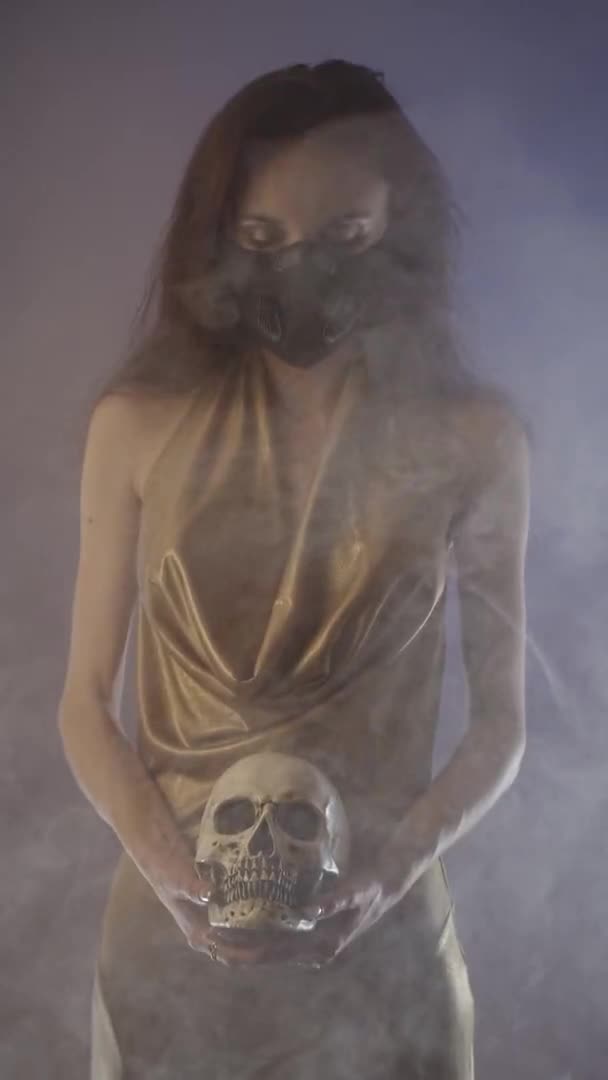 Vrouw met schedel in rook — Stockvideo