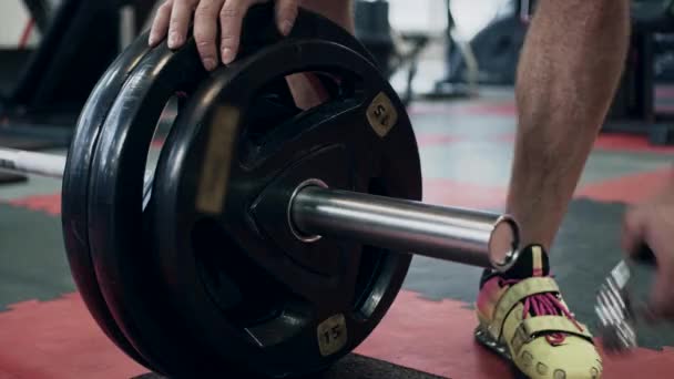 Jonge Powerlifter Gym Vergrendeling Gewichten Lange Halter Slow Motion — Stockvideo