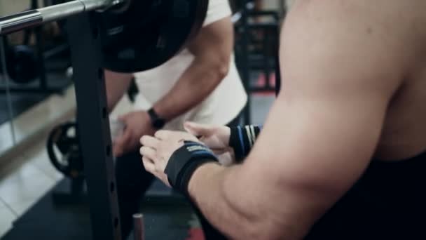 Elevador Pesas Joven Gimnasio Preparándose Para Sentadillas Cámara Lenta — Vídeos de Stock