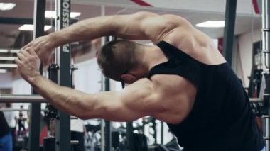 Spor salonundaki genç kaldırıcı, tren için ısınıyor, yavaş çekim.