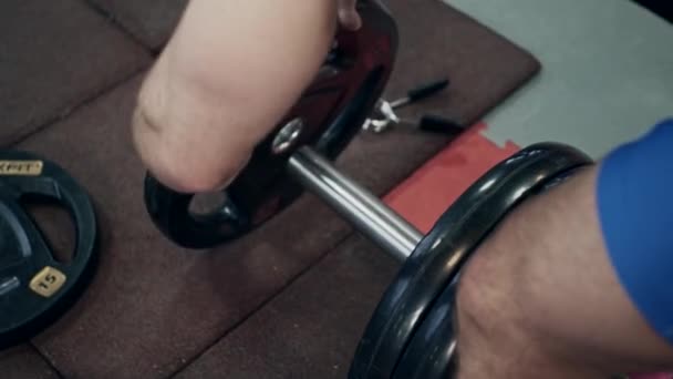 Jonge Powerlifter Sportschool Gewicht Toevoegen Lange Halter Slow Motion — Stockvideo