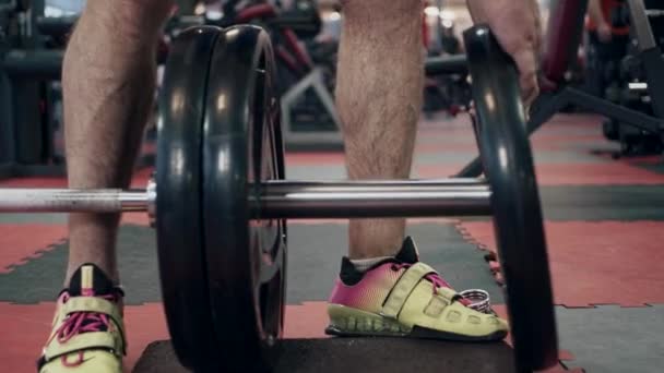 Jonge Powerlifter Sportschool Gewicht Toevoegen Lange Halter Slow Motion — Stockvideo