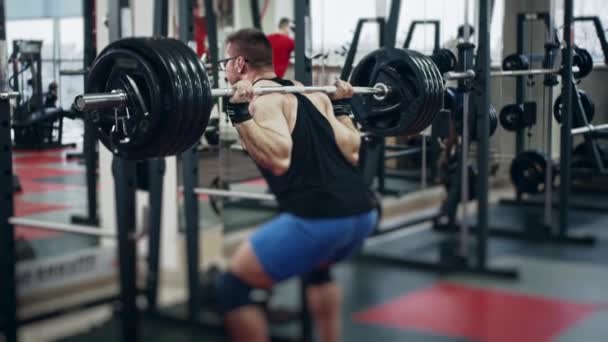 Jonge Powerlifter Sportschool Terug Squating Slow Motion Selectieve Focus Lange — Stockvideo