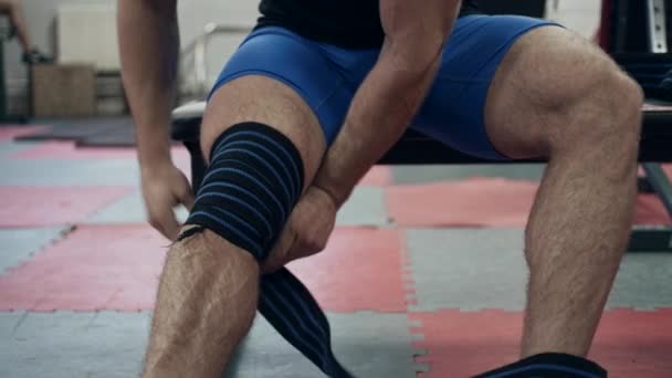 Jonge Powerlifter Sportschool Wikkelknie Met Bandage Voor Squat — Stockvideo