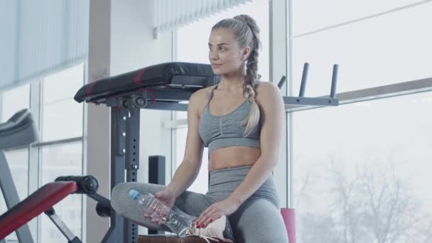 Ung Passform Kvinna Gym Med Flaska Vatten Slow Motion — Stockvideo
