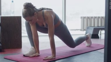 Spor salonundaki genç, formda kadın, ağır çekimde.