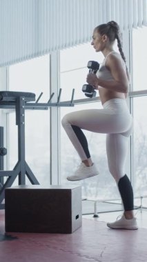 Spor salonundaki genç ve fit kadın.