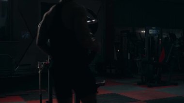 Jimnastik salonundaki genç kaldırıcı bileşik hareketler yapıyor. Çömelmeye hazırlanıyorum. Yavaş çekim